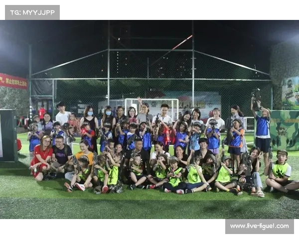 青少年单杠训练安全手册:严禁模仿高危动作,确保训练安全与健康 青少年单杠训练安全手册:严禁模仿高危动作,确保训练安全与健康